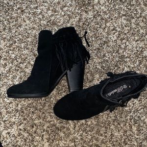 Fringed suede booties